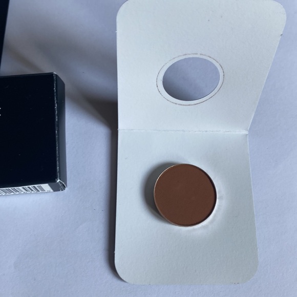 New MAC Cosmetics refillable compact with two eyeshadow pods - Picture 2 of 4